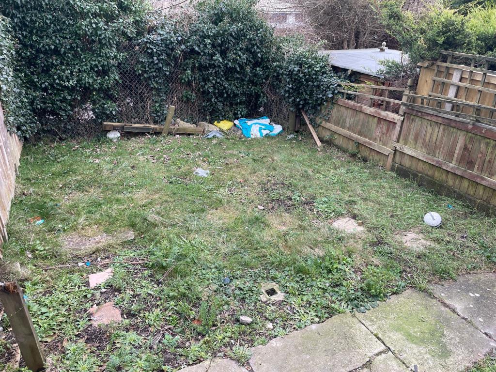 Lot: 135 - THREE BEDROOM SEMI-DETACHED HOUSE FOR IMPROVEMENT - garden